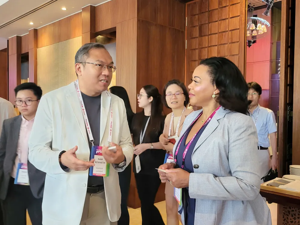 Các đại biểu trao đổi, thảo luận những công nghệ mới trong giải trình gen. Ảnh: XUÂN QUỲNH