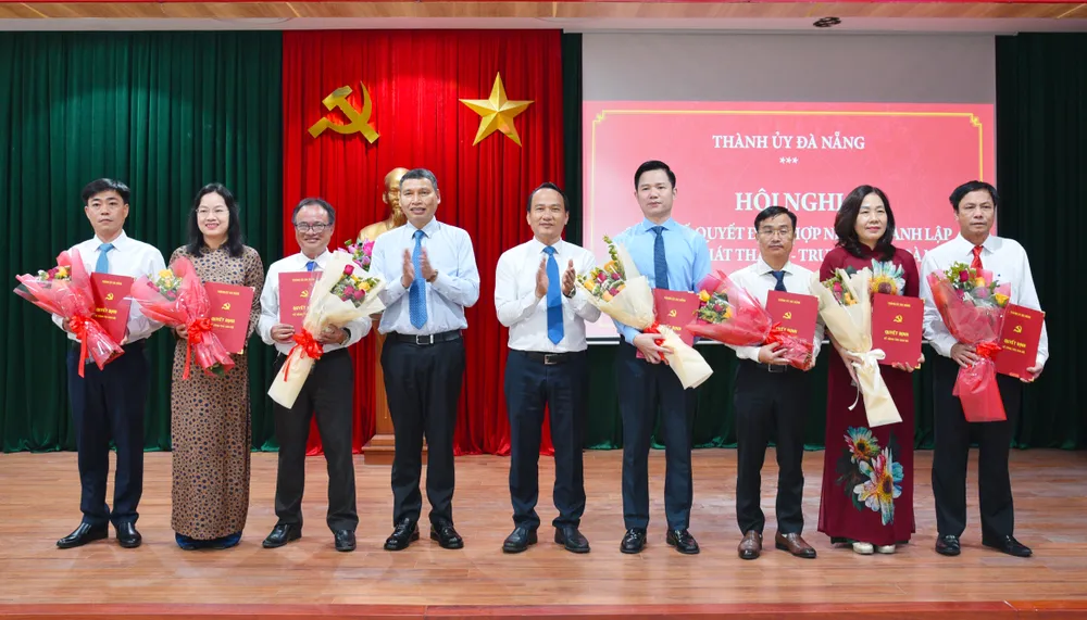 Phó Bí thư Thường trực Thành ủy Nguyễn Đình Vĩnh và Phó Chủ tịch Thường trực UBND TP Đà Nẵng Hồ Kỳ Minh tặng hoa chúc mừng các đồng chí lãnh đạo Báo và Đài Phát thanh - Truyền hình Đà Nẵng được bổ nhiệm. Ảnh: XUÂN QUỲNH