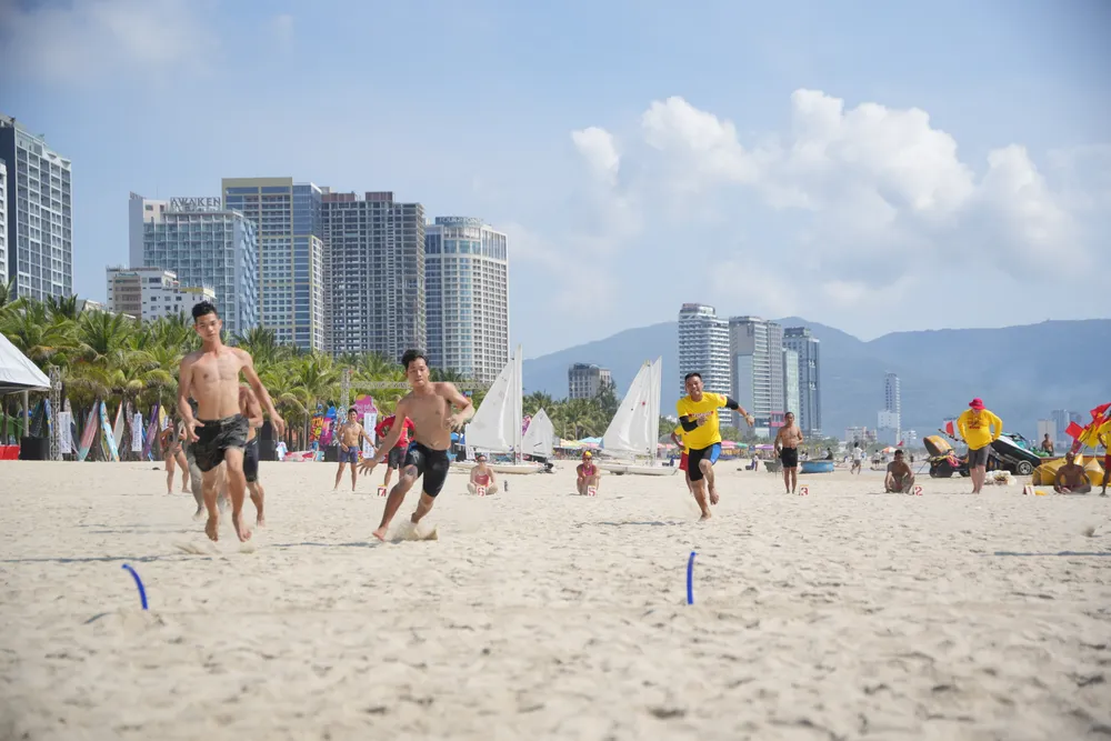 Các đội cứu hộ biển thi cướp cờ. Ảnh: XUÂN QUỲNH