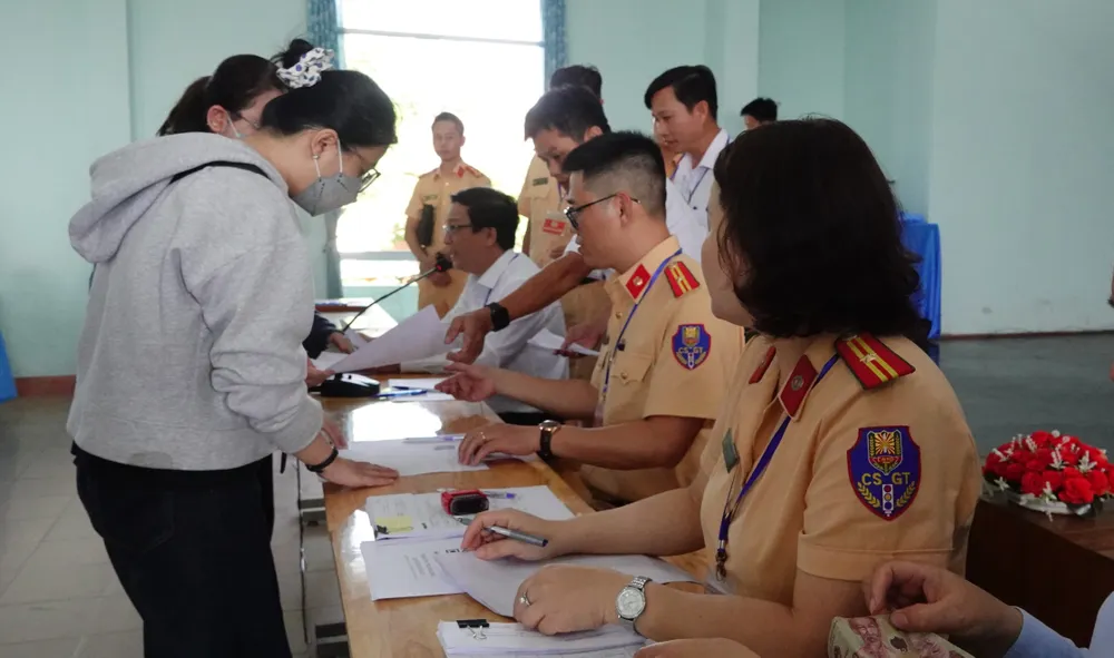 Công an TP Đà Nẵng tổ chức kỳ sát hạch lái xe cơ giới đường bộ đầu tiên sau khi tiếp nhận nhiệm vụ từ Sở Giao thông Vận tải. Ảnh: XUÂN QUỲNH