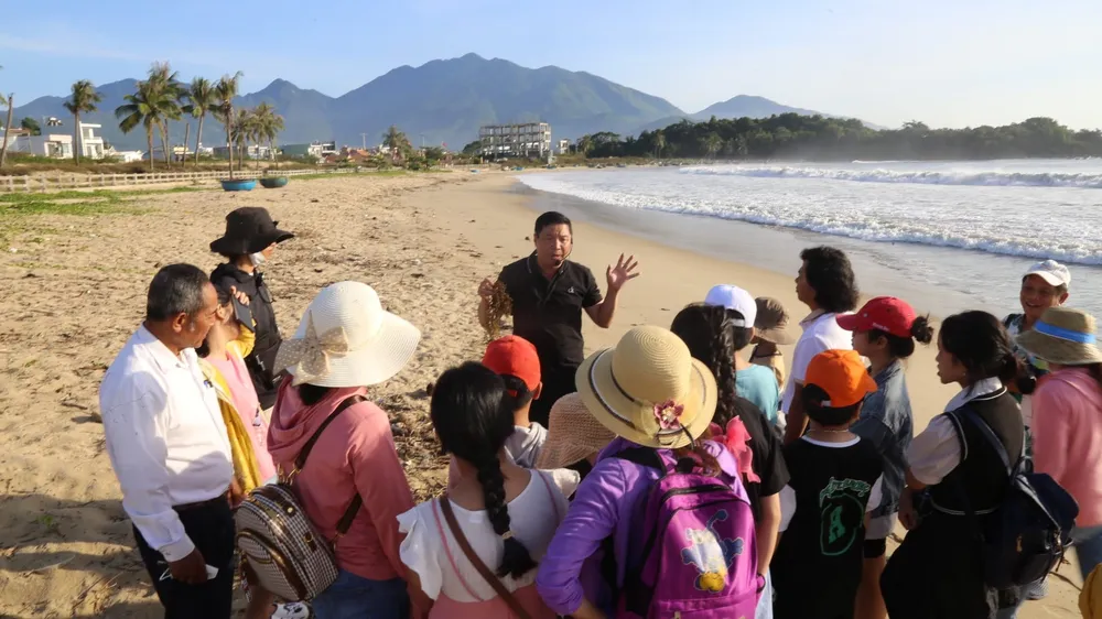 Người dân làng Nam Ô nay trở thành hướng dẫn viên du lịch, làm dịch vụ đón khách tham quan làng nghề nước mắm. Ảnh: XUÂN QUỲNH