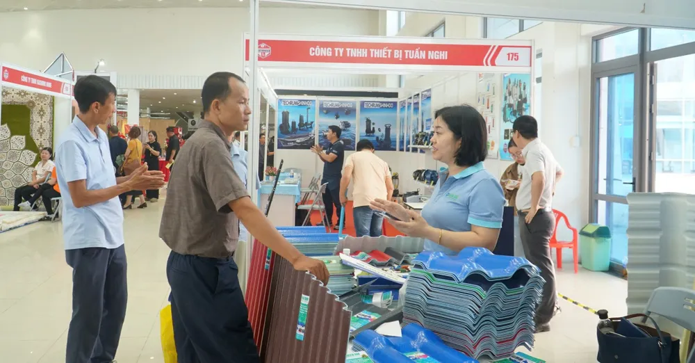 Người dân tham quan, tìm hiểu sản phẩm tại triển lãm. Ảnh: XUÂN QUỲNH