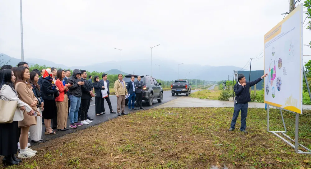 Các đối tác tham quan địa điểm dự kiến phân khu sản xuất của Khu thương mại tự do. Ảnh: NGUYÊN KHÔI