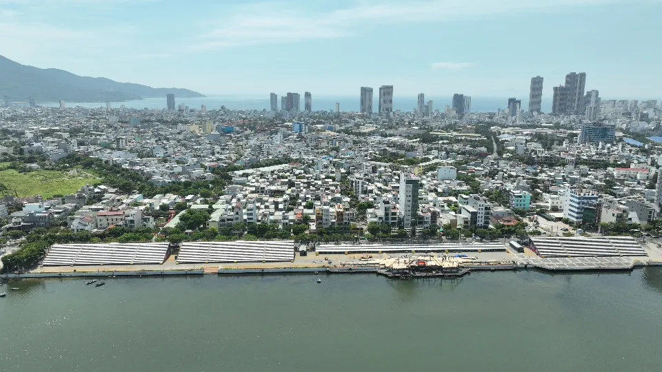 Sân khấu và khán đài nằm ở bờ Đông sông Hàn (quận Sơn Trà). Ảnh: XUÂN QUỲNH