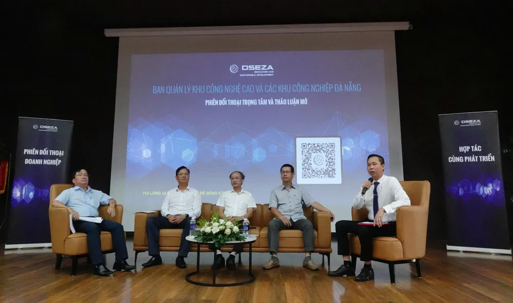 Hội nghị không chỉ là nơi tiếp nhận ý kiến, mà còn là dịp để Ban Quản lý tự đánh giá lại phương thức điều hành, cải thiện năng lực phục vụ và khơi thông nguồn lực đầu tư cho giai đoạn phát triển mới của TP Đà Nẵng. Ảnh: XUÂN QUỲNH