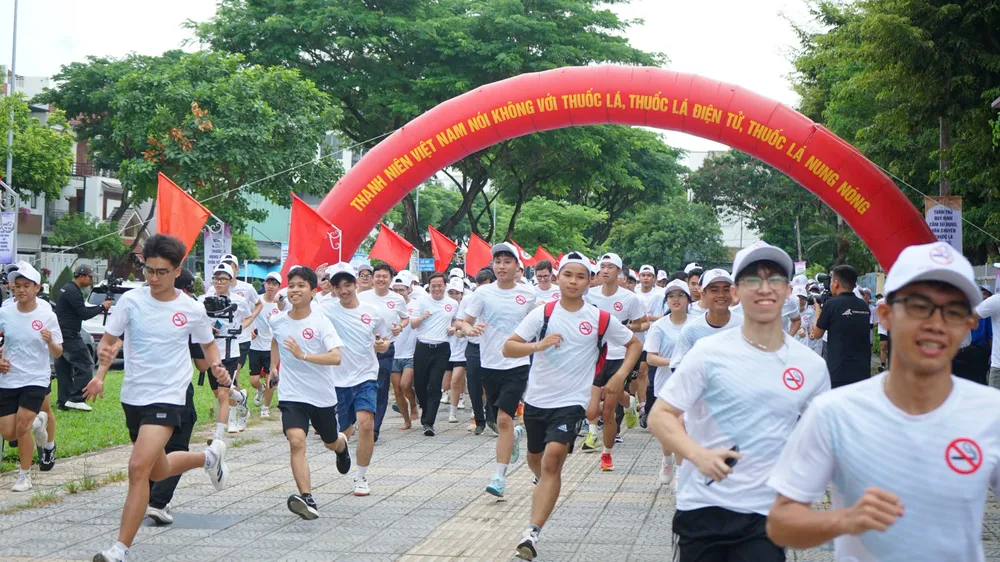 Các đại biểu cùng đoàn viên, thanh niên hào hứng tham gia giải chạy. Ảnh: XUÂN QUỲNH