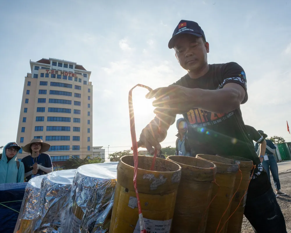 Đội Việt Nam 1 kiểm tra lại pháo kỹ càng cho đêm mở màn. Ảnh: XUÂN QUỲNH