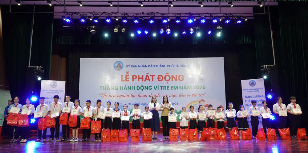 Trao tặng học bổng đến các em thiếu nhi ở huyện Hòa Vang có hoàn cảnh đặc biệt vượt khó vươn lên. Ảnh: XUÂN QUỲNH