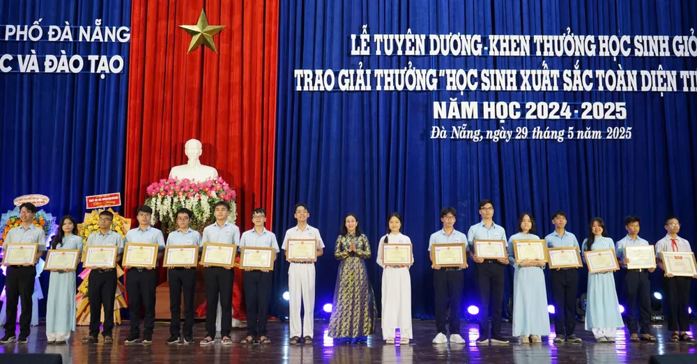 Phó Chủ tịch UBND TP Đà Nẵng Nguyễn Thị Anh Thi trao Bằng khen của Chủ tịch UBND TP cho học sinh có thành tích xuất sắc, đạt giải cao tại các kỳ thi quốc gia. Ảnh: XUÂN QUỲNH