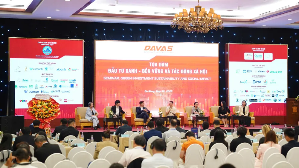 Các diễn giả thảo luận tọa đàm “Đầu tư xanh – Bền vững và Tác động xã hội”. Ảnh: XUÂN QUỲNH