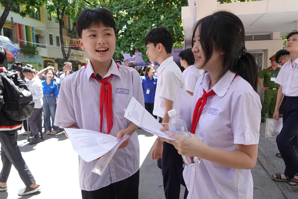 Thí sinh dự thi tại điểm Trường THPT Trần Phú (quận Hải Châu, TP Đà Nẵng) phấn khởi với đề thi môn Ngữ văn