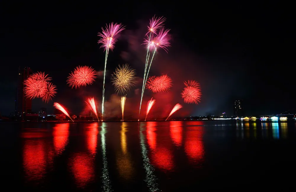 Màn trình diễn pháo hoa của đội Z121 Vina Pyrotech, đội thi thứ 2 đến từ Việt Nam. Ảnh: XUÂN QUỲNH