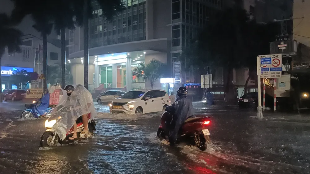 Ngập ở tuyến đường Lê Quý Đôn giao với đường 2/9 (quận Hải Châu). Ảnh: XUÂN QUỲNH