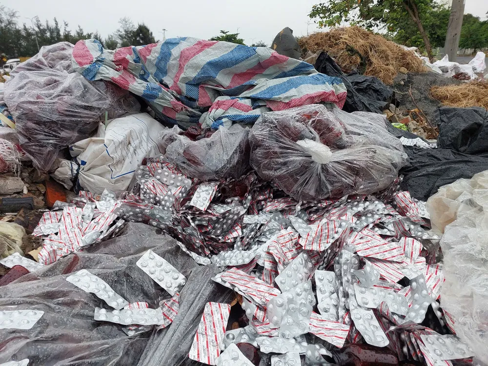 Lô thuốc tiêu hủy của Công ty CP Dược Trung ương 3 ở bãi đất trống tại Đà Nẵng