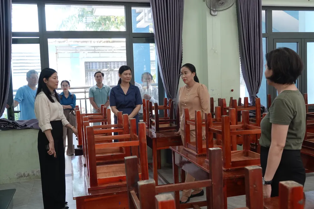 Đoàn đi kiểm tra cơ sở vật chất tại điểm thi Trường THCS Nguyễn Thiện Thuật. Ảnh: XUÂN QUỲNH