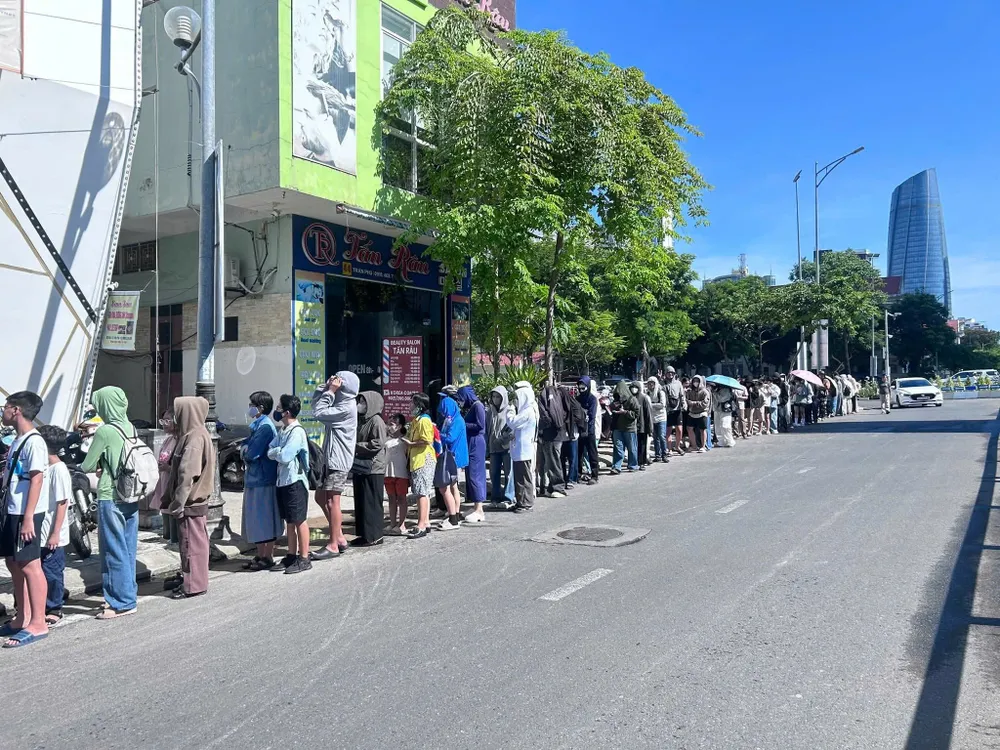 Khán giả trẻ Đà Nẵng đội nắng chờ nhận vé xem phim. Ảnh: XUÂN QUỲNH