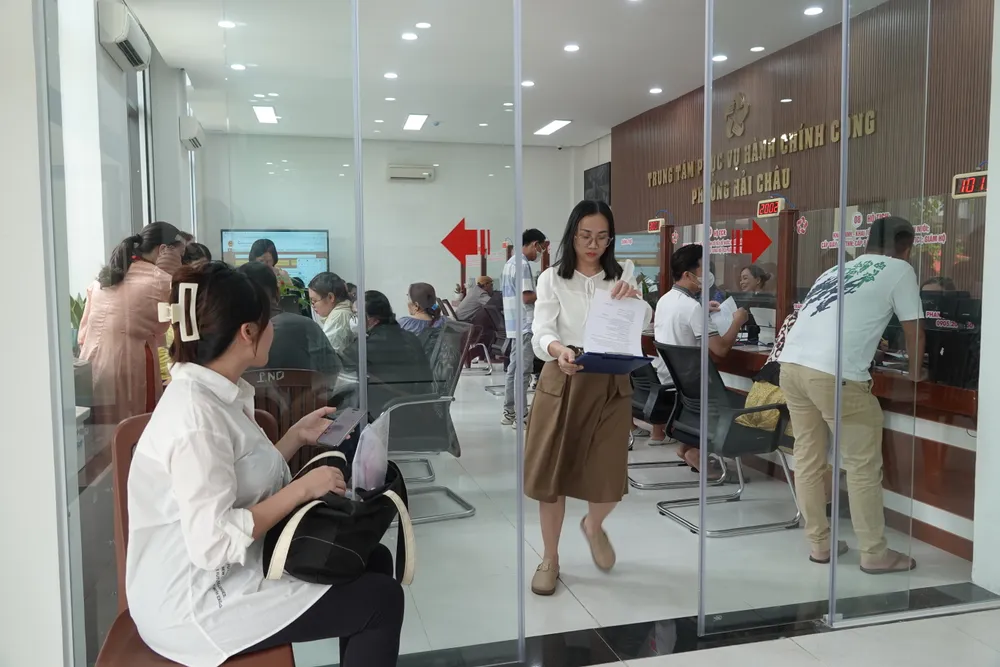 Người dân đến làm thủ tục hành chính tại phường Hải Châu khá đông. Ảnh: XUÂN QUỲNH