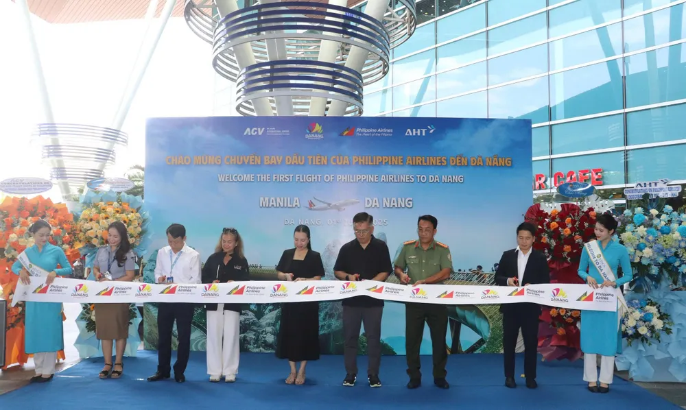 Các đại biểu thực hiện nghi thức chính thức khai trương đường bay trực tiếp kết nối Manila – Đà Nẵng. Ảnh: XUÂN QUỲNH