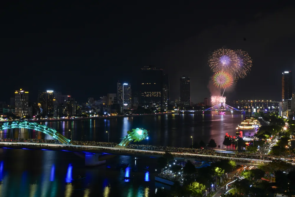 Người dân và du khách thưởng thức pháo hoa bên bờ sông Hàn trong đêm thi DIFF 2025