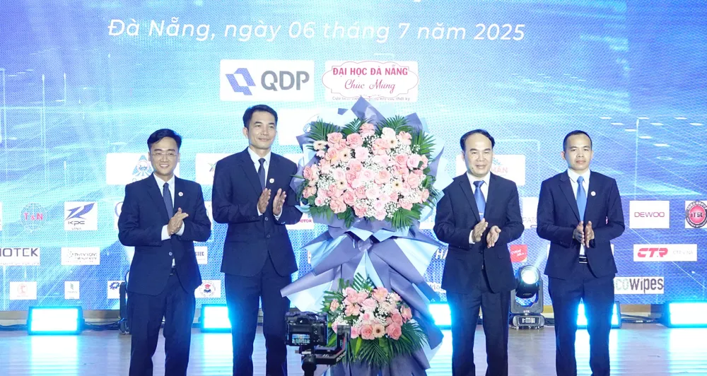 Đại diện lãnh đạo Đại học Đà Nẵng tặng hoa chúc mừng Khoa Cơ khí, Trường Đại học Bách khoa. Ảnh: XUÂN QUỲNH