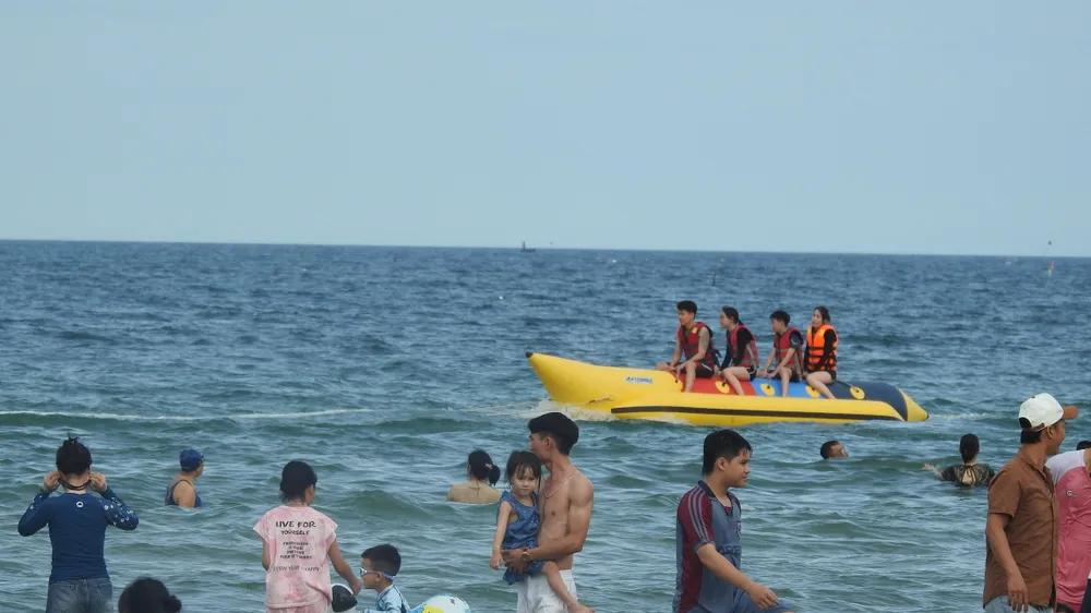 14.Người dân và du khách thích thú khi trải nghiệm trò chơi cano kéo phao chuối - Ảnh_ THỤC NHI.jpg