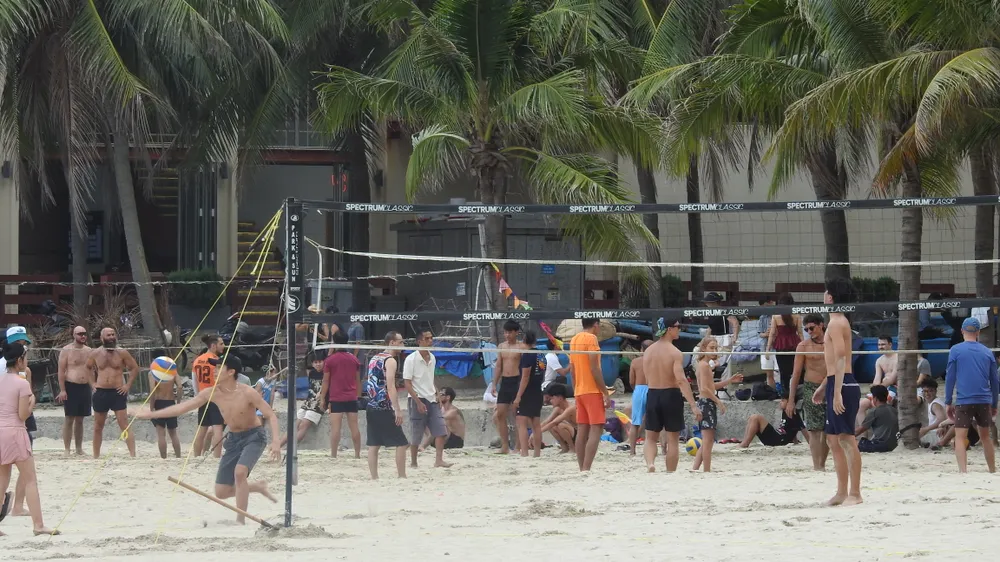 16.Các trò thể thao như bóng chuyền bãi biển rất được người dân và du khách ưa chuộng - Ảnh_ THỤC NHI.jpg