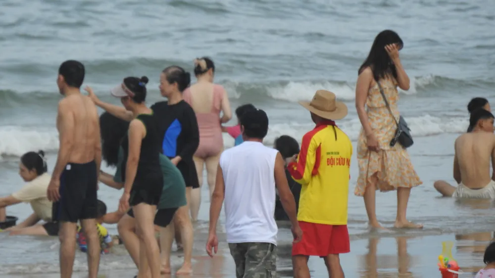 18.Lực lượng cứu hộ tại các bãi tắm thường xuyên quan sát và nhắc nhở để đảm bảo an toàn cho người dân và du khách - Ảnh_ TÂM NHƯ.jpg