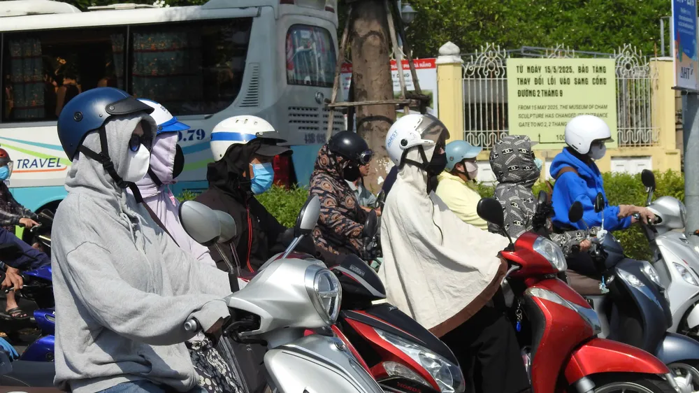 4.Áo khoác, khẩu trang, kính mát, váy chống nắng... là những món đồ bất ly thân với nhiều người khi ra ngoài đường - Ảnh_ TÂM NHƯ.jpg