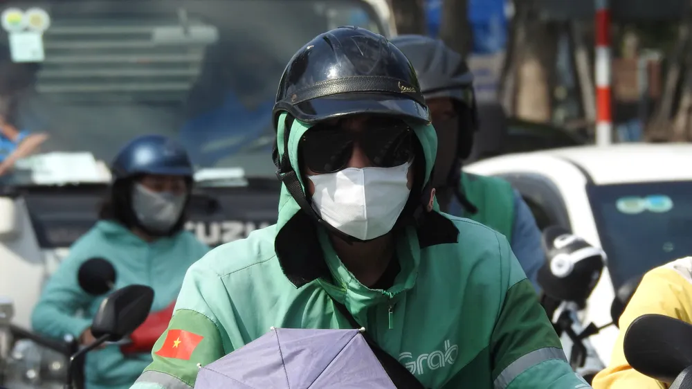 9.Nắng nóng như cực hình với những người phải luôn lưu thông trên đường như tài xế công nghệ... - Ảnh_ THỤC NHI.jpg