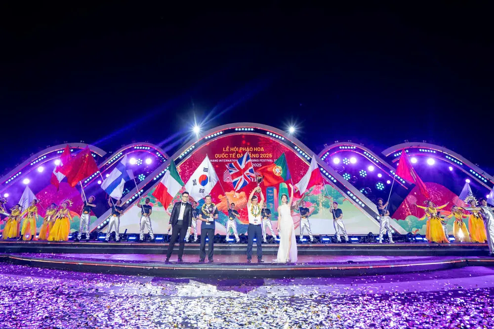 Đêm chung kết DIFF 2025 đã chứng kiến một cuộc so tài mãn nhãn giữa đội Z121 Vina Pyrotech – đơn vị trực thuộc Bộ Quốc phòng đại diện cho Việt Nam và đội Jiangxi Yangfeng đến từ Trung Quốc