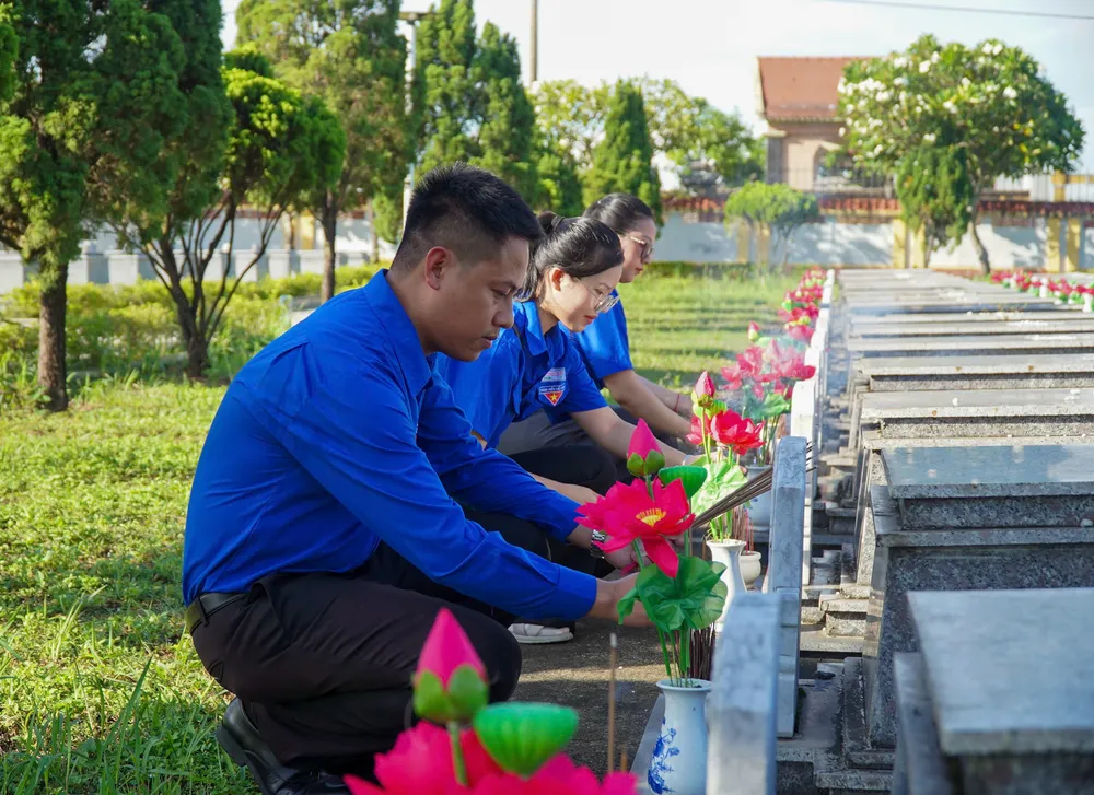 Đoàn viên, thanh niên thay mới hoa tại nghĩa trang liệt sĩ