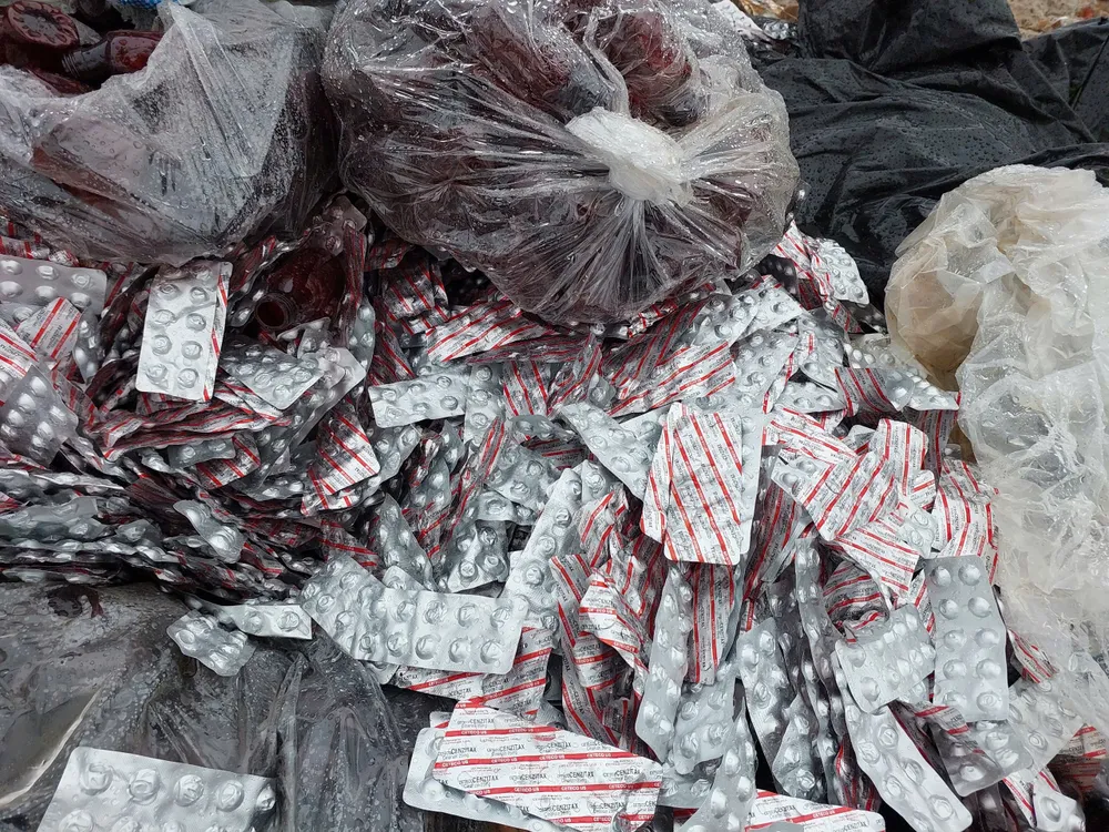 Số thuốc bị vứt ra ngoài bãi đất trống