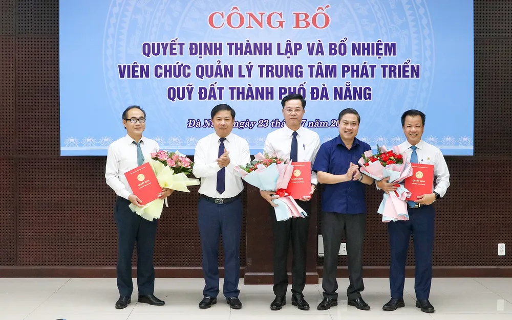 Chủ tịch UBND TP Đà Nẵng trao quyết định thành lập và bổ nhiệm lãnh đạo Trung tâm