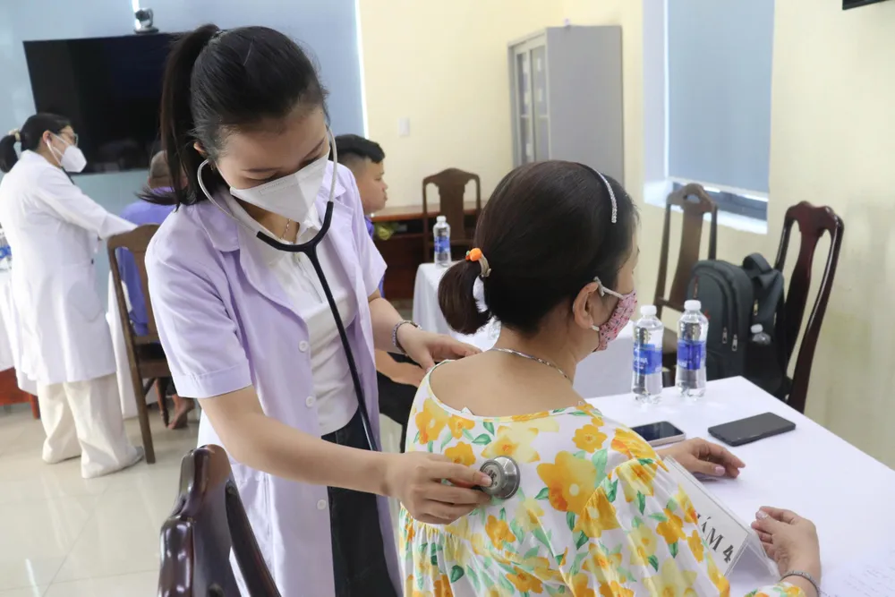 Người dân đã đến khám bệnh rất đông từ sáng sớm. Ảnh: XUÂN QUỲNH