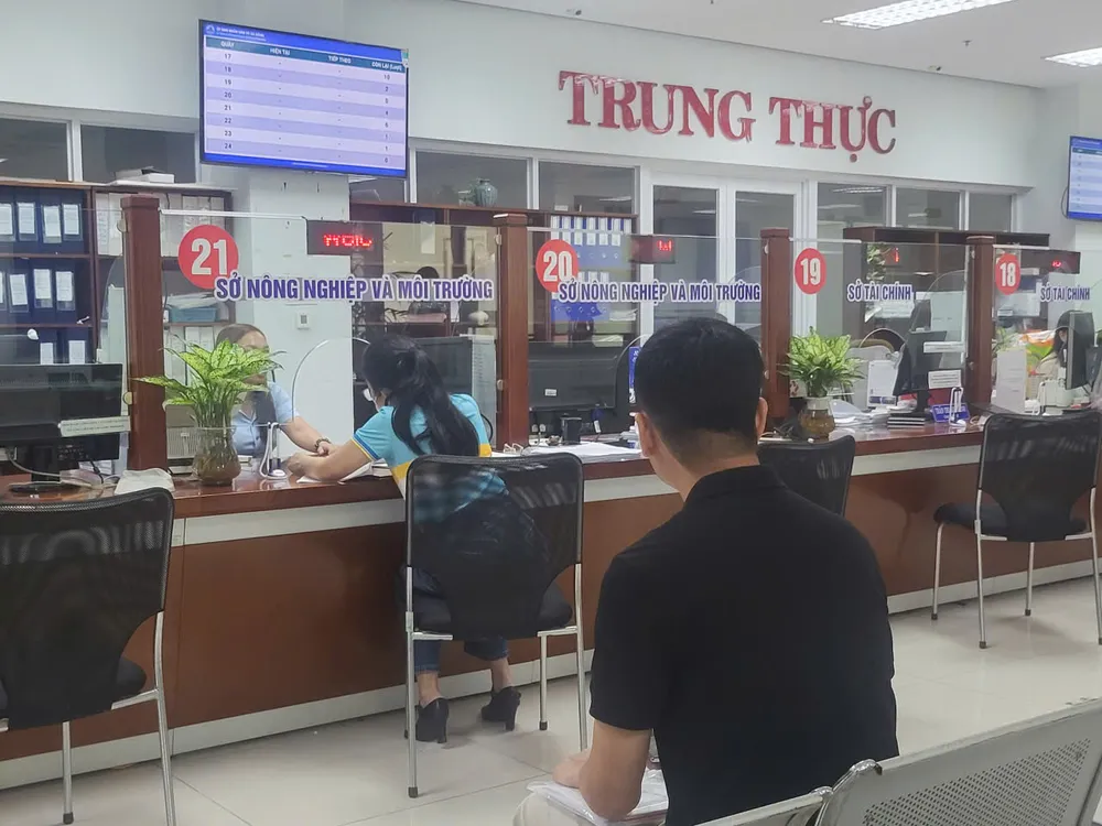 Người dân làm thủ tục hành chính tại Trung tâm hành chính TP Đà Nẵng. Ảnh: XUÂN QUỲNH