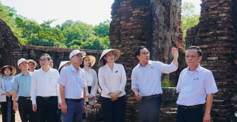 Bà Nguyễn Thị Anh Thi, Phó Chủ tịch UBND TP Đà Nẵng cùng đoàn công tác tham quan Thánh địa Mỹ Sơn