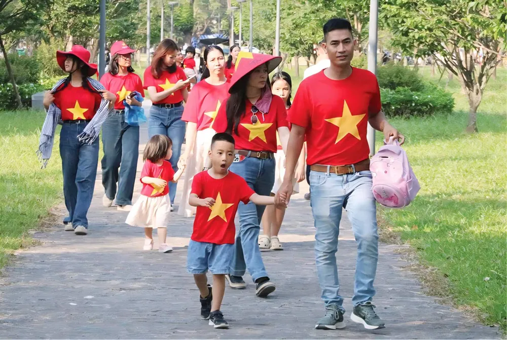 Nhiều du khách lựa chọn đến Huế du lịch trải nghiệm theo nhóm gia đình bằng phương tiện ô tô cá nhân và tàu hỏa trong dịp Quốc khánh 2-9. Ảnh: VĂN THẮNG