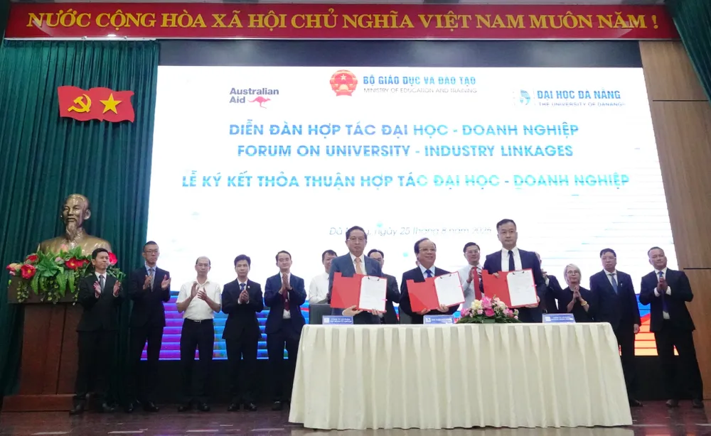 Đại học Đà Nẵng ký MOU với Navigos Group và CT Group. Ảnh: XUÂN QUỲNH