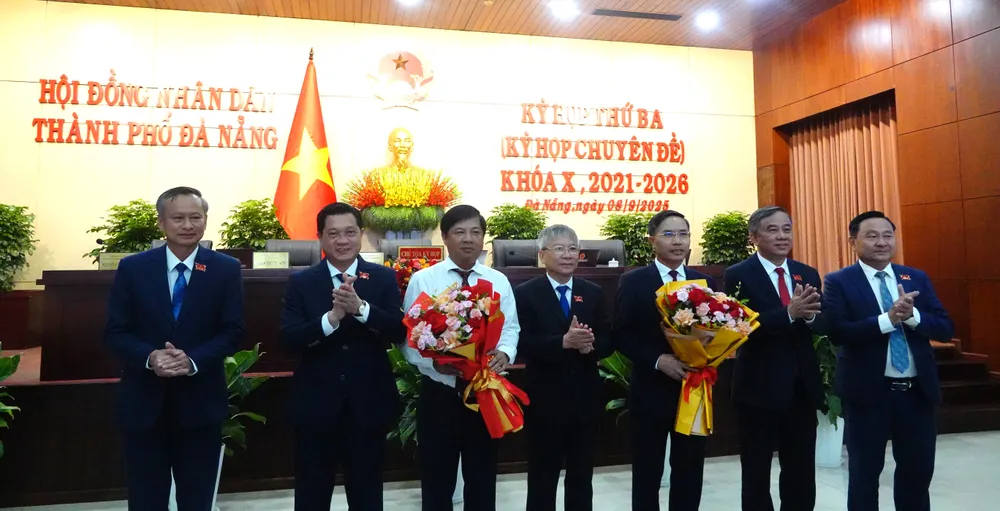 Lãnh đạo HĐND TP Đà Nẵng tặng hoa cho ông Lương Nguyễn Minh Triết và ông Phạm Đức Ấn. Ảnh: XUÂN QUỲNH