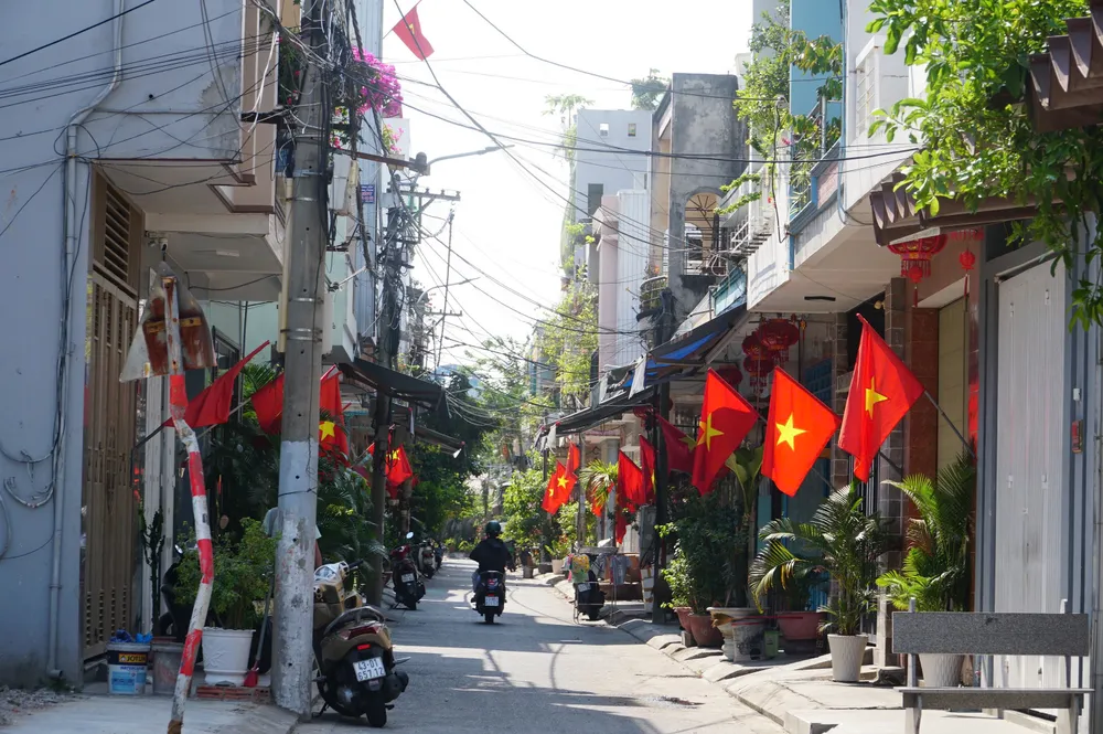 BAI 1 Đường phố Đà Nẵng rợp cờ hoa.jpg