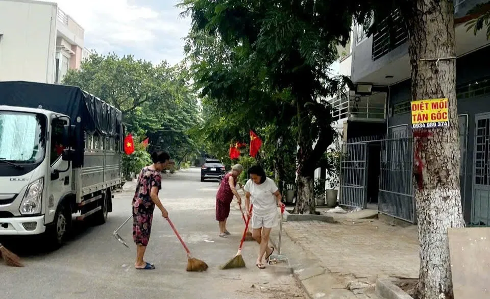 BAI 1 Người dân cùng nhau quét dọn, trang trí cờ hoa, tạo diện mạo tươi mới chào mừng Đại hội.jpg