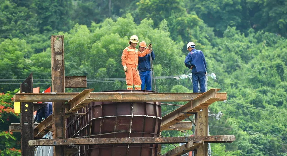 Công nhân đang hối hả đẩy nhanh tiến độ, nỗ lực hoàn thành sớm các hạng mục thi công Cảng biển Liên Chiểu