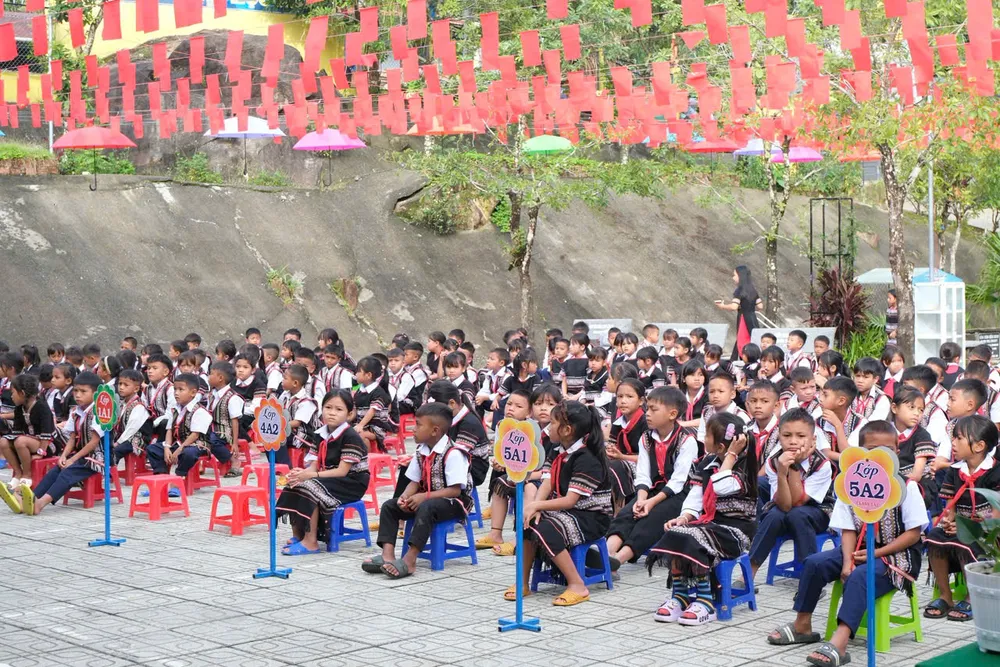 BAI 2 Học sinh lớp 1 tại điểm trường miền núi náo nức trong ngày khai giảng năm học mới..jpg