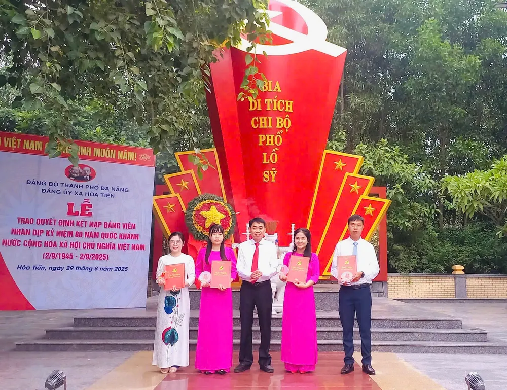 BAI 2 Kết nạp đảng viên mới tại Di tích Chi bộ Phổ Lỗ Sỹ, xã Hòa Tiến, TP Đà Nẵng.jpg