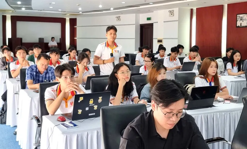 BAI 4 Sinh viên Trường Đại học Công nghệ thông tin và Truyền thông Việt - Hàn đặt câu hỏi tại buổi tập huấn.jpg