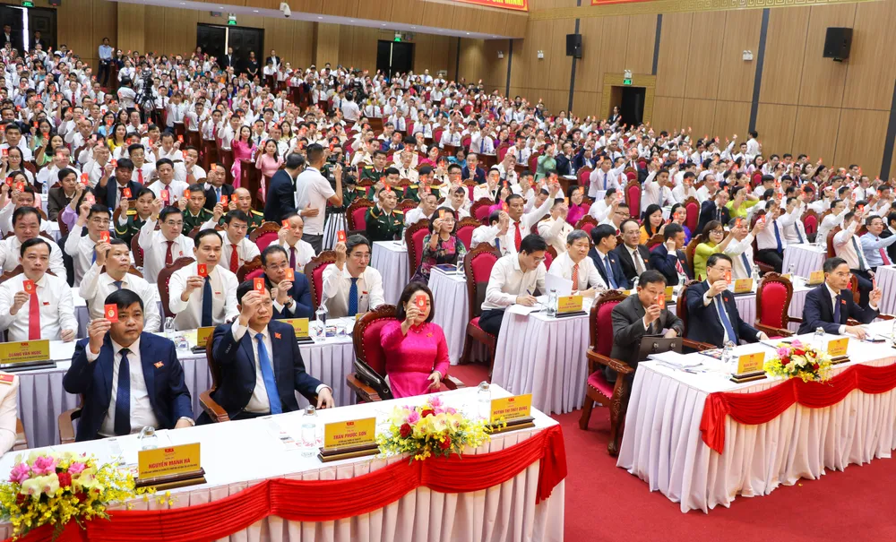 Các đại biểu biểu quyết thông qua chương trình đại hội. Ảnh: XUÂN QUỲNH