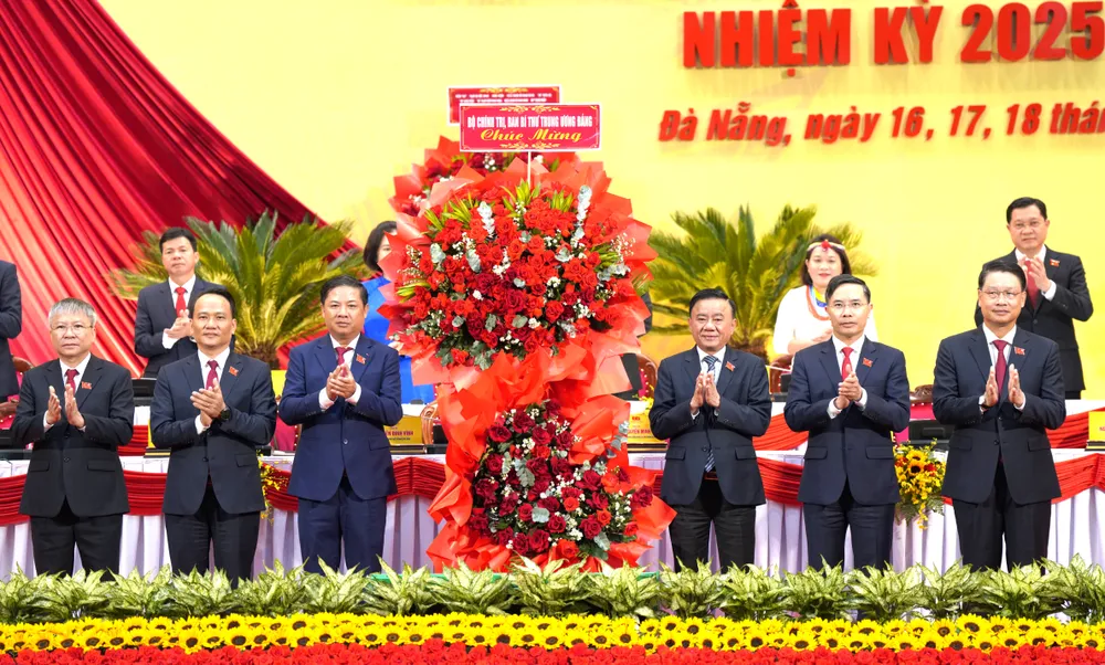 Thường trực Ban Bí thư Trung ương Đảng Trần Cẩm Tú tặng hoa chúc mừng đại hội..JPG