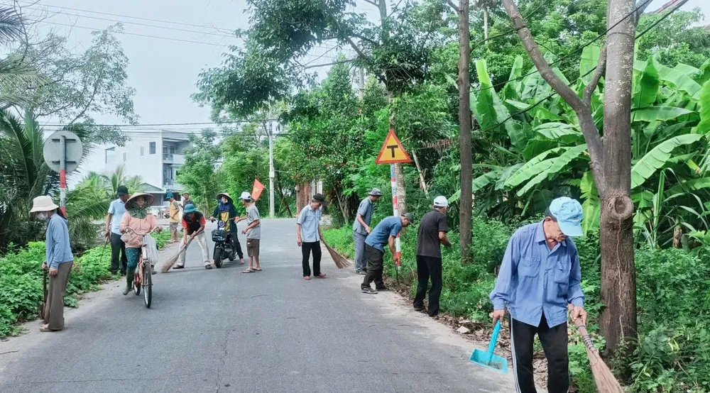 Người dân chung tay dọn vệ sinh tuyến đường, góp phần xây dựng nông thôn mới văn minh