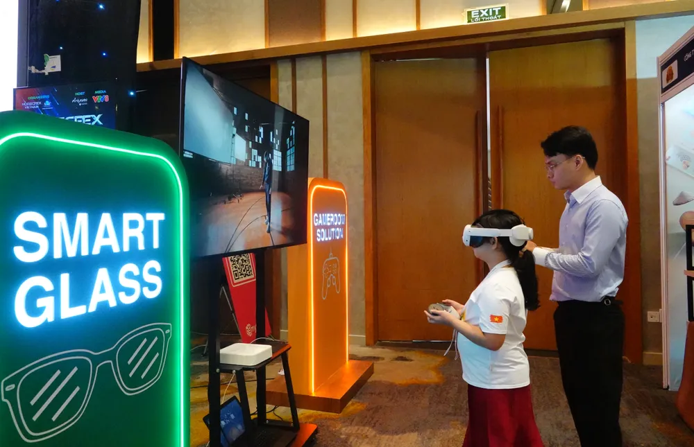 Người dân làm quen, thụ hưởng từ kinh tế số. Ảnh: XUÂN QUỲNH