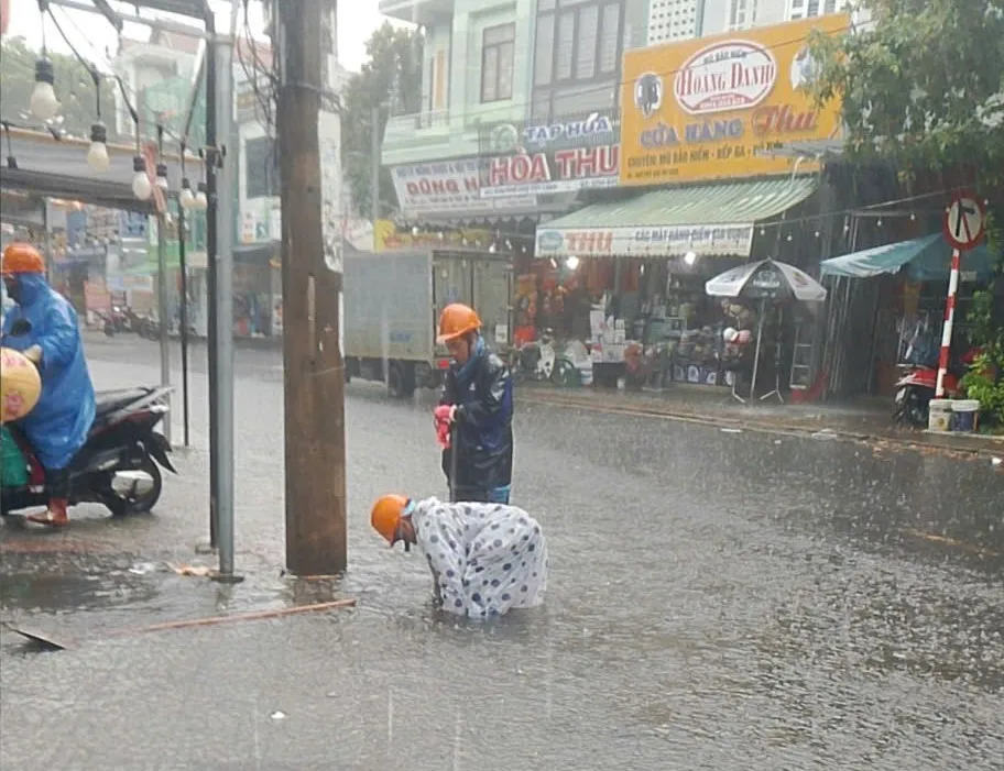 Lực lượng chức năng khơi thông các nắp cống tại xã Hòa Vang. Ảnh: LÊ PHÚ NGUYỆN